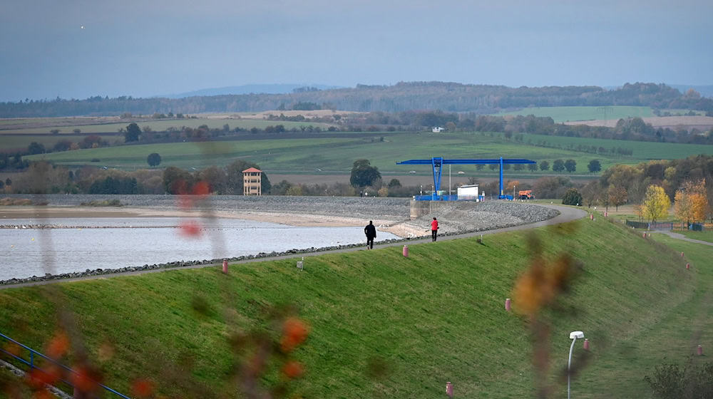 Die Talsperre Kelbra liegt bundesländerübergreifend in Sachsen-Anhalt und Thüringen. (Archivbild) / Foto: Heiko Rebsch/dpa