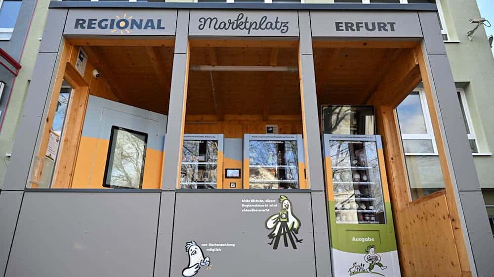 Für Thüringens Direktvermarkter haben Verkaufsautomaten für Lebensmittel an Bedeutung gewonnen. Vor dem Haus der Grünen Verbände in Erfurt stehen gleich mehrere Automaten mit verschiedenen Produkten.  / Foto: Martin Schutt/dpa