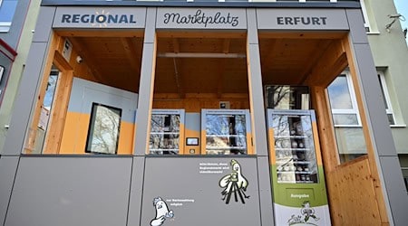 Für Thüringens Direktvermarkter haben Verkaufsautomaten für Lebensmittel an Bedeutung gewonnen. Vor dem Haus der Grünen Verbände in Erfurt stehen gleich mehrere Automaten mit verschiedenen Produkten.  / Foto: Martin Schutt/dpa