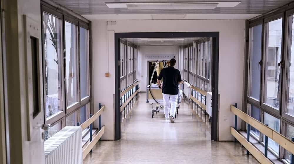 Krankenkassen und Landeskrankenhausgesellschaft haben sich auf die Durchschnittsvergütung von Klinikbehandlungen 2025 geeinigt. (Symbolfoto) / Foto: Jens Kalaene/dpa