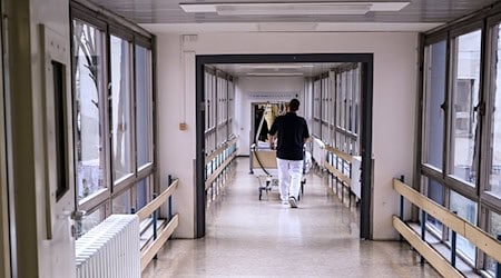 Krankenkassen und Landeskrankenhausgesellschaft haben sich auf die Durchschnittsvergütung von Klinikbehandlungen 2025 geeinigt. (Symbolfoto) / Foto: Jens Kalaene/dpa