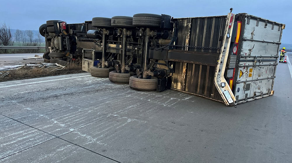 Die A38 war nach dem Unfall in beide Richtungen gesperrt. / Foto: -/Autobahnpolizeiinspektion Thüringen/dpa