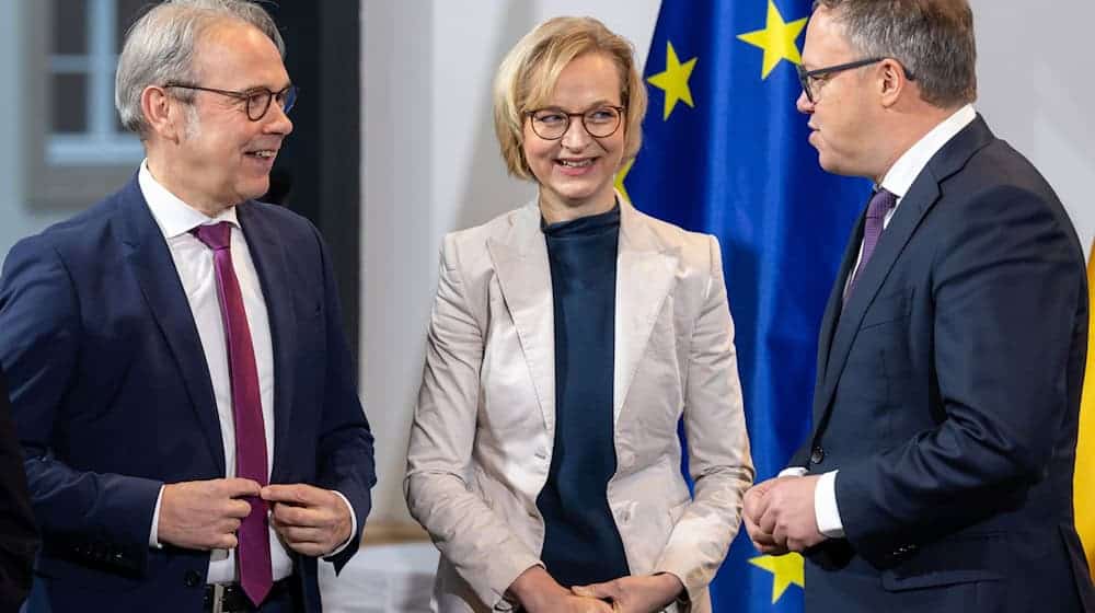 Brombeer-Koalitionäre in Thüringen: Die Vize-Ministerpräsidenten Georg Maier (SPD) und Katja Wolf (BSW) mit dem Regierungschef Mario Voigt (CDU) im Gespräch. (Archivbild)  / Foto: Michael Reichel/dpa