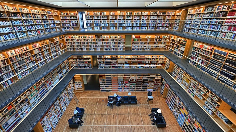 Vor 20 Jahren wurde das Studienzentrum der Herzogin Anna Amalia Bibliothek eröffnet - im vergangenen Jahr wurden die Räume umgestaltet. Die Ergebnisse sollen Besucherinnen und Besucher zugutekommen. / Foto: Martin Schutt/dpa