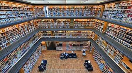 Vor 20 Jahren wurde das Studienzentrum der Herzogin Anna Amalia Bibliothek eröffnet - im vergangenen Jahr wurden die Räume umgestaltet. Die Ergebnisse sollen Besucherinnen und Besucher zugutekommen. / Foto: Martin Schutt/dpa