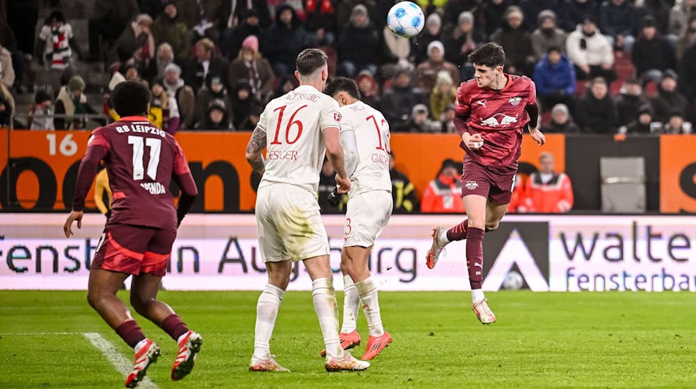 Kosta Nedeljkovic (r) mit einem Kopfball an die Latte. Das Spiel in Augsburg gegen RB Leipzig endete 0:0. / Foto: Harry Langer/dpa