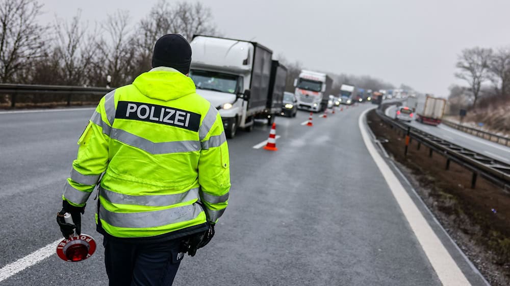 Insgesamt 33 Fahrzeuge wurden kontrolliert. (Symbolbild) / Foto: Jan Woitas/dpa
