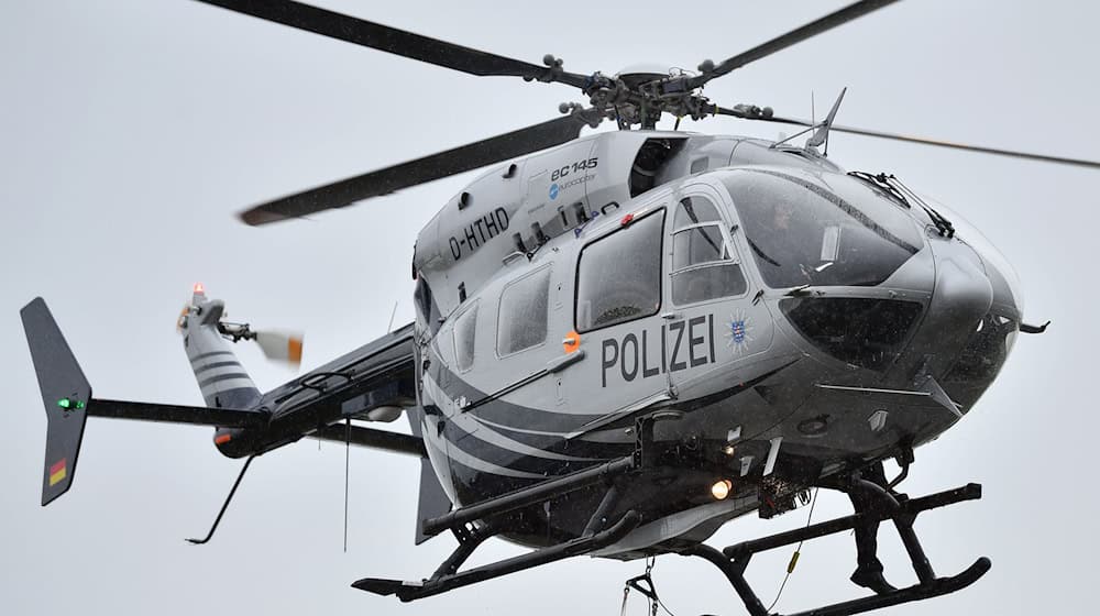 Per Hubschrauber suchten Polizisten 2024 unter anderem nach einer vermissten Säuglingsmutter, aber auch nach flüchtigen Tätern - etwa nach einem Überfall im Weimarer Land. (Archivbild) / Foto: Martin Schutt/dpa-Zentralbild/dpa