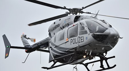 Per Hubschrauber suchten Polizisten 2024 unter anderem nach einer vermissten Säuglingsmutter, aber auch nach flüchtigen Tätern - etwa nach einem Überfall im Weimarer Land. (Archivbild) / Foto: Martin Schutt/dpa-Zentralbild/dpa
