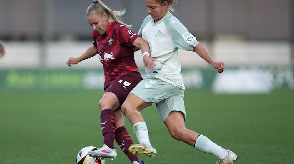 Vanessa Fudalla (l) siegt mit Leipzig in Bremen. / Foto: Hendrik Schmidt/dpa