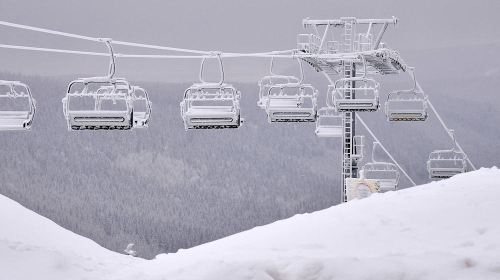 Ein Skilift in Oberhof: In Thüringen und in Italien werden Lehrerinnen und Lehrer aus dem Freistaat in Wintersportarten ausgebildet. (Symbolbild) / Foto: Martin Schutt/dpa/dpa-tmn