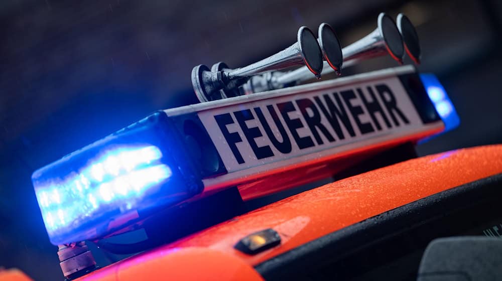 Eine verdächtige Briefsendung sorgt für einen Feuerwehreinsatz in einem Gebäude der Erfurter Stadtverwaltung. (Symbolfoto) / Foto: Marijan Murat/dpa
