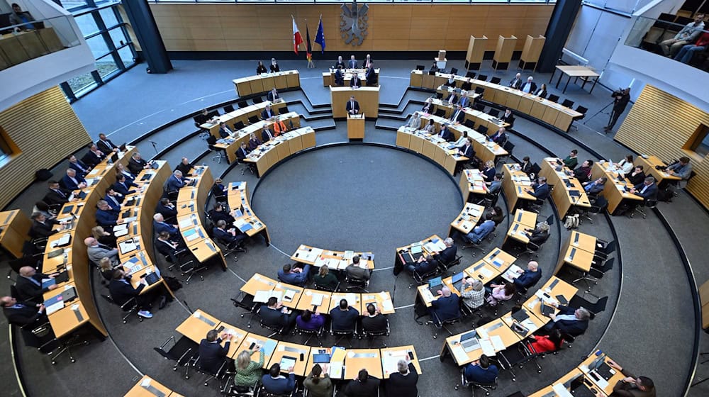 Im September wählten die Thüringer ein neues Parlament. Einer aktuellen Umfrage des Meinungsforschungsinstituts Insa zufolge wäre die danach entstandene Brombeer-Koalition nicht mehr denkbar. (Archivbild) / Foto: Martin Schutt/dpa