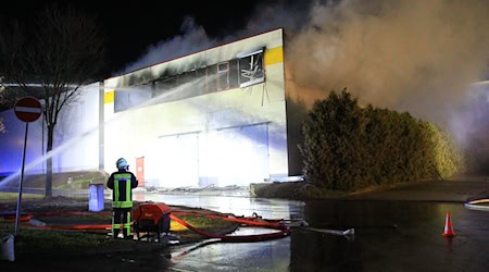 Die Flammen im Unstrut-Hainich-Kreis sind gelöscht. Die Feuerwehr sucht nach der Ursache für den Brand.  / Foto: Silvio Dietzel/dpa