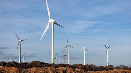  Bei Stromüberangebot müssen Netzbetreiber die Einspeisung von Wind- und Solaranlagen drosseln, um die Netze stabil zu halten (Illustration) / Foto: Jan Woitas/dpa