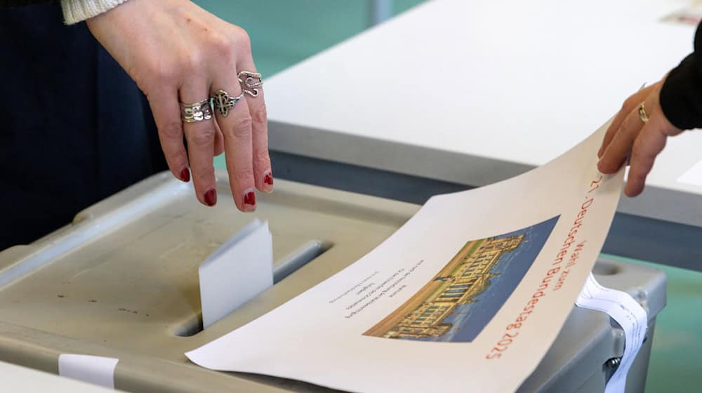 Die AfD liegt nach einem Zwischenergebnis in Thüringen bei der Bundestagswahl weit vorn. / Foto: Michael Reichel/dpa