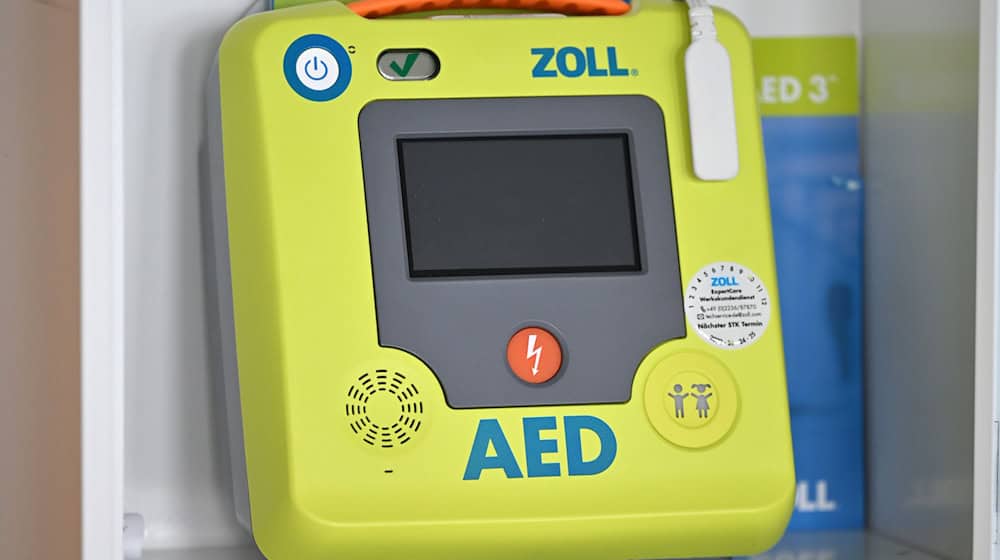 Solche Defibrillatoren können auch von Laien benutzt werden. (Archivbild) / Foto: Martin Schutt/dpa