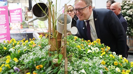 Frühblüher bringen Ministerpräsident Mario Voigt zum Lächeln: Die «Thüringen Ausstellung» setzt auch auf Sonderschauen - in diesem Jahr steht sie unter dem Motto «Gärten im Wandel der Zeit». / Foto: Bodo Schackow/dpa