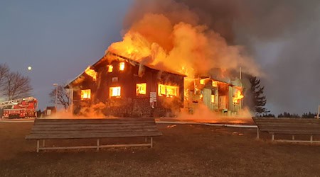 Feuerwehrleute können das Gebäude nicht mehr retten. / Foto: Feuerwehr Bad Brückenau/dpa