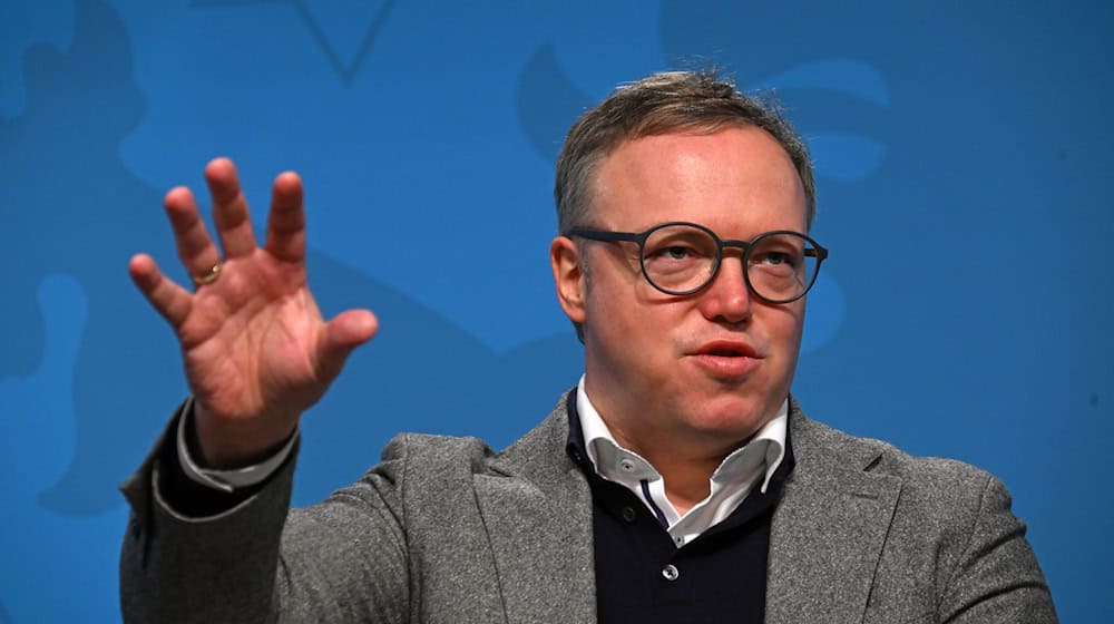 Vor der Ministerpräsidentenkonferenz äußerte sich Thüringens Landeschef Mario Voigt (CDU) im Interview mit dem ARD-Morgenmagazin auch über eine mögliche Abstimmung im Bundesrat über ein riesiges Sondervermögen, das die möglichen Koalitionäre im Bund aus Union und SPD anstreben.  / Foto: Martin Schutt/dpa