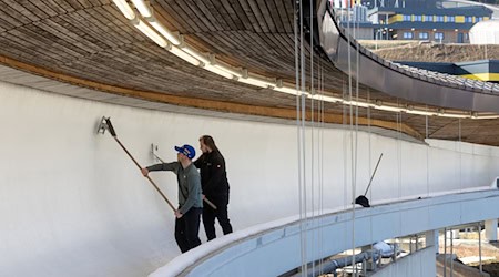 Zum Wintersaisonende in der Eisarena Oberhof packte mit Rodelweltmeister Paul Gubitz (l) auch sportliche Prominenz mit an, um die Bobbahn vom Reif zu befreien. / Foto: Michael Reichel/dpa