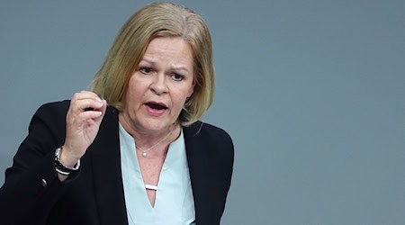 Bundesinnenministerin Nancy Faeser nannte die Tat in Gera ein grauenhaftes Verbrechen und forderte stärkeren Schutz für Frauen. (Archivbild)  / Foto: Kay Nietfeld/dpa