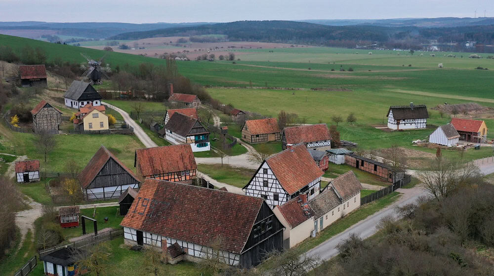 Das Thüringer Freilichtmuseum Hohenfelden. Noch gibt es keinen Landeshaushalt. Das sorgt in vielen Museen für Sorgen. (Archivfoto) / Foto: Martin Schutt/dpa