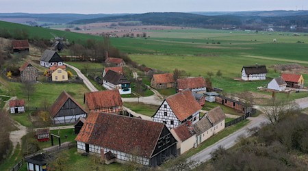 Das Thüringer Freilichtmuseum Hohenfelden. Noch gibt es keinen Landeshaushalt. Das sorgt in vielen Museen für Sorgen. (Archivfoto) / Foto: Martin Schutt/dpa