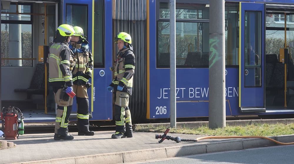 In einer Straßenbahn in Gera wurde eine Frau mit Benzin übergossen und angezündet.   / Foto: Bodo Schackow/dpa