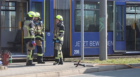 In einer Straßenbahn in Gera wurde eine Frau mit Benzin übergossen und angezündet.   / Foto: Bodo Schackow/dpa