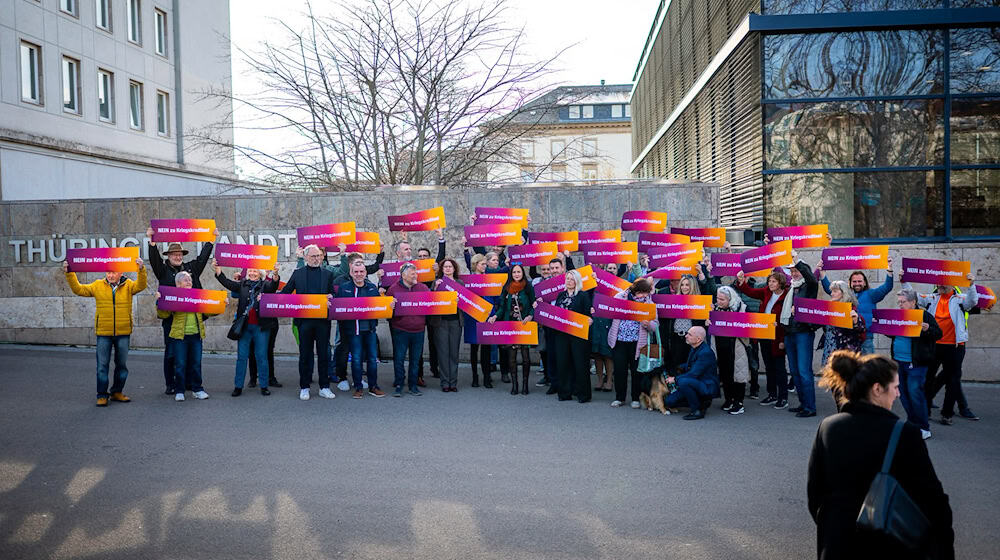 Das Bündnis Sahra Wagenknecht protestiert vor dem Thüringer Landtag gegen die Lockerung der Schuldenbremse für den Bereich Verteidigung.   / Foto: Jacob Schröter/dpa