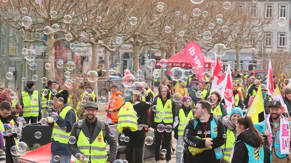 Die Streikenden trafen sich am Vormittag in Erfurt.  / Foto: Bodo Schackow/dpa