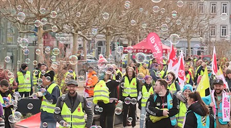 Die Streikenden trafen sich am Vormittag in Erfurt.  / Foto: Bodo Schackow/dpa