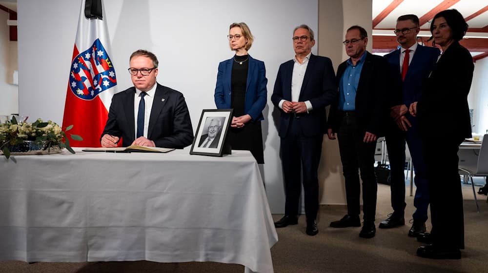 Thüringens Ministerpräsident Mario Voigt und die Ministerinnen und Minister in seinem Kabinett tragen sich in ein Kondolenzbuch zu Ehren des verstorbenen Ex-Ministerpräsidenten Bernhard Vogel ein.  / Foto: Jacob Schröter/dpa