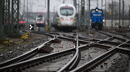 Pro Bahn kritisiert geplante ICE-Kürzungen zwischen Leipzig und Dresden (Archivbild). / Foto: Hendrik Schmidt/dpa