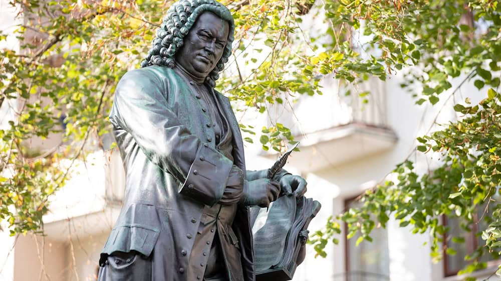 Ein Ständchen zum Geburtstag von Johann Sebastian Bach am 21. März am Denkmal des Komponisten in Eisenach gehört zu den Traditionen in der Geburtsstadt des weltberühmten Musikers. (Archivbild) / Foto: Michael Reichel/dpa