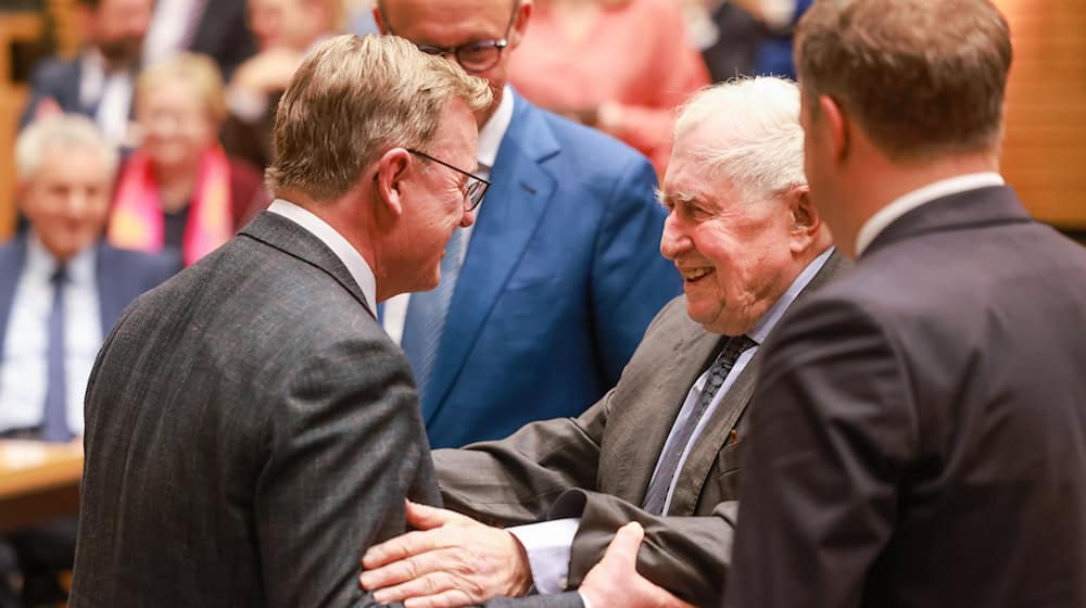 Vor zwei Jahren trafen sich der damalige Thüringer Ministerpräsident Bodo Ramelow (Linke) und Ex-Ministerpräsident Bernhard Vogel (CDU) bei einem Festakt. (Archivbild) / Foto: Michael Reichel/dpa