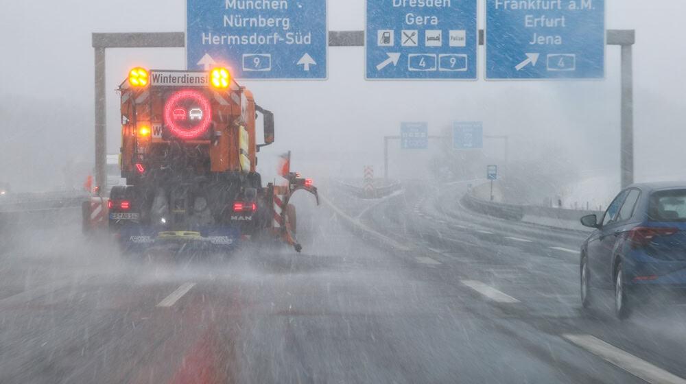 Auf den Autobahnen lief der Verkehr trotz Wintereinbruchs weitestgehend normal.  / Foto: Jan Woitas/dpa