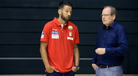 Müssen zur Champions League umziehen: SCM-Trainer Bennet Wiegert (l) und Geschäftsführer Marc-Henrik Schmedt / Foto: Ronny Hartmann/dpa-Zentralbild/dpa