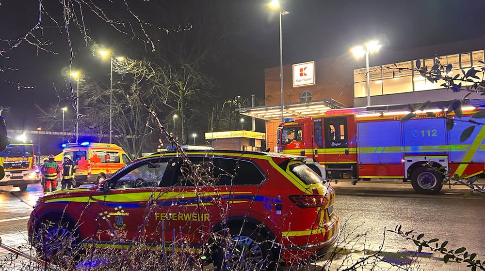 Wegen eines möglichen Gasaustritts musste ein Supermarkt vorsorglich geräumt werden.  / Foto: Dbg:News / Marius Freimuth/dpa