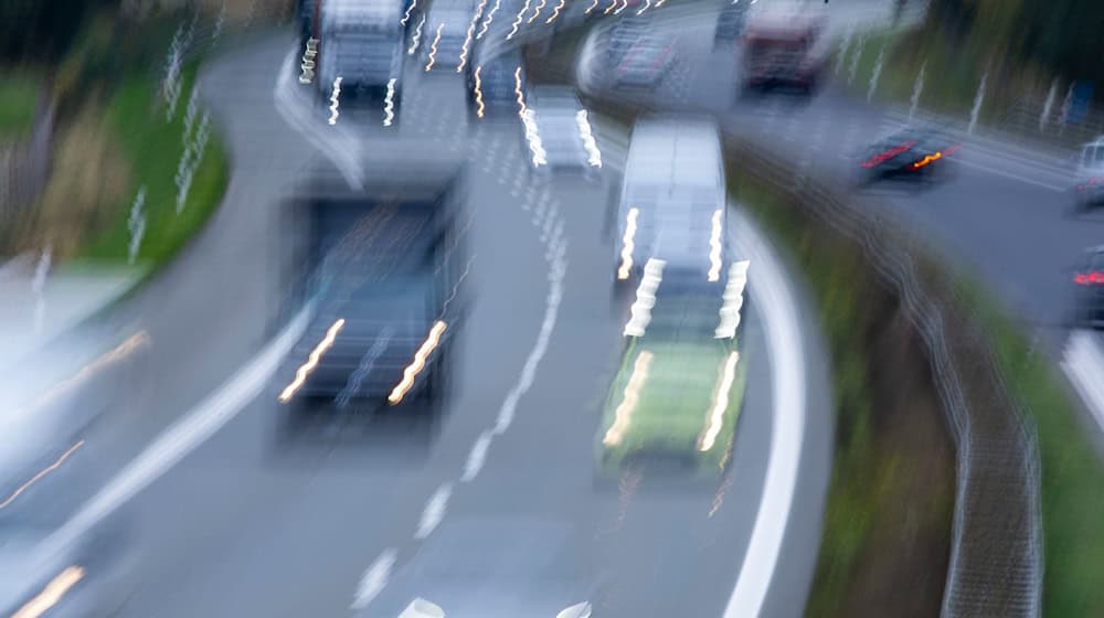 Immer mehr Menschen pendeln von oder nach Thüringen zur Arbeit. (Archivbild) / Foto: Jens Büttner/dpa