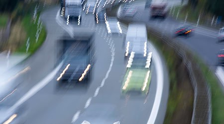 Immer mehr Menschen pendeln von oder nach Thüringen zur Arbeit. (Archivbild) / Foto: Jens Büttner/dpa