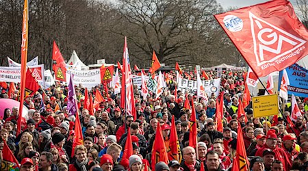 Zehntausende haben sich beim bundesweiten Aktionstag der IG Metall versammelt. / Foto: Moritz Frankenberg/dpa