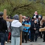 Der Karfreitag bereitet den Weg zu Ostern. In einigen Gemeinde Thüringens gab es dazu spezielle Andachten und Prozessionen - in Seitenroda etwa die ökumenische Kreuzweg-Prozession. (Archivbild) / Foto: Bodo Schackow/dpa