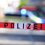 Teile eines leerstehenden Hauses sind in Altenburg auf die Straße und den Gehweg gestürzt. (Illustration) / Foto: Felix Hörhager/dpa