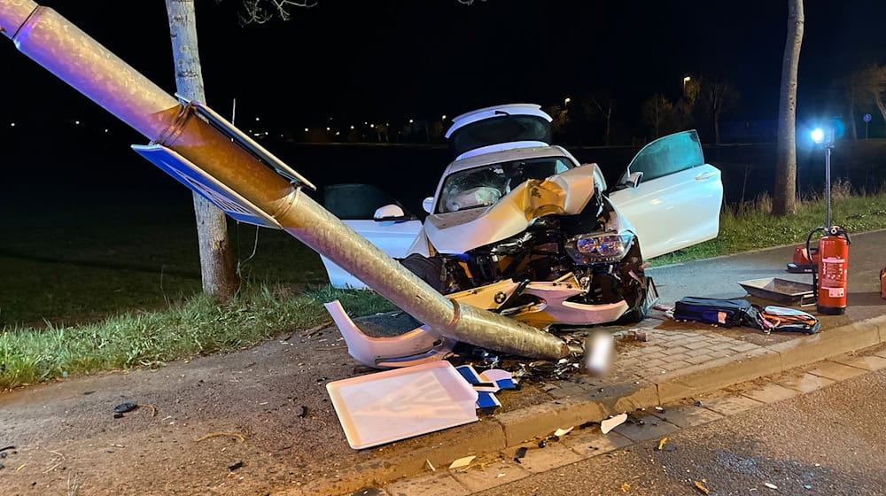 Mehrere Menschen sind bei einem Unfall im Landkreis Hildburghausen verletzt worden, darunter eine 18 Jahre alte Frau.  / Foto: --/Polizeiinspektion Hildburghausen/dpa