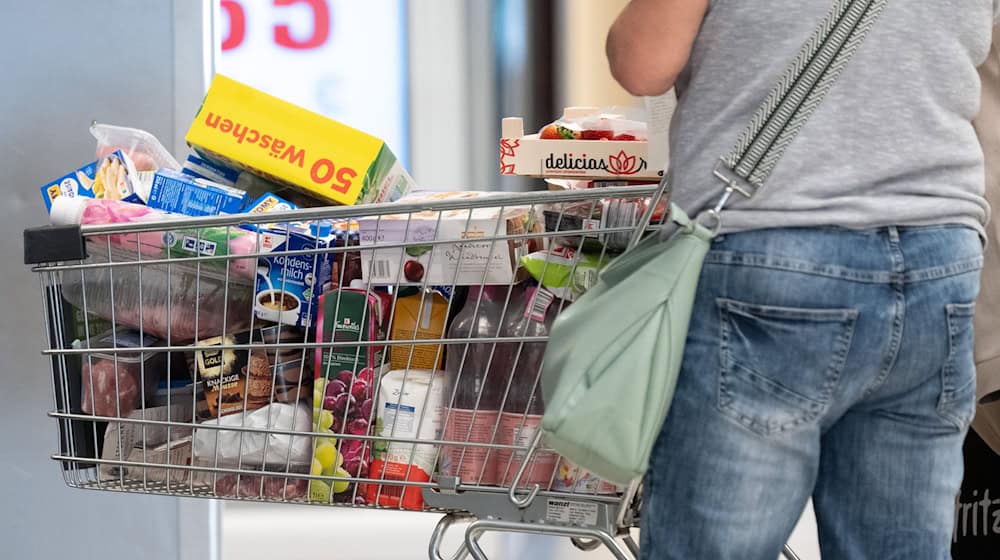 Zwei freie Samstage im Monat für Verkäuferinnen und Verkäufer seien nicht zu viel, sagt Thüringens Arbeitsministerin. (Symbolbild) / Foto: Sebastian Kahnert/dpa