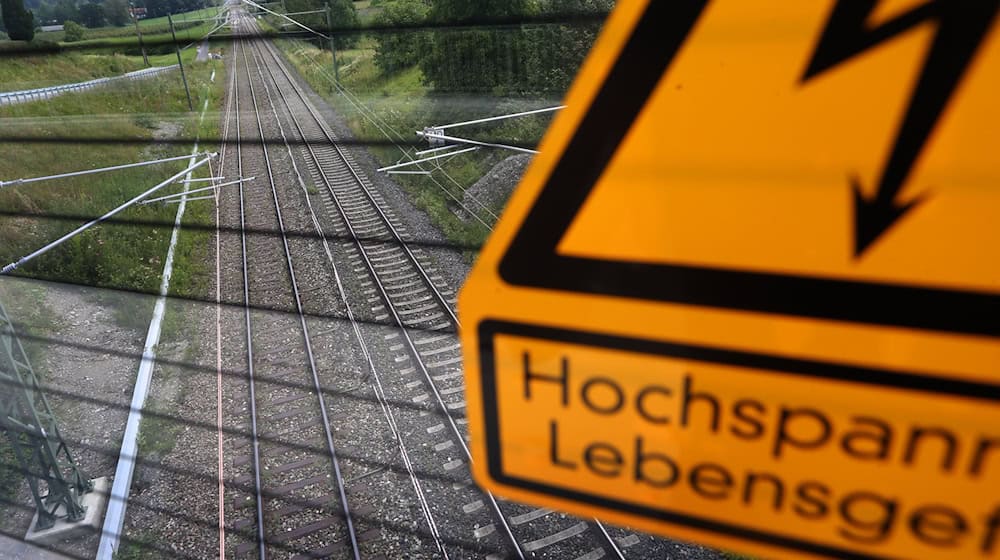 15-Jähriger erleidet Stromschlag von Oberleitung im Bahnhof und wird mit dem Rettungshubschrauber in eine Klinik geflogen. (Symbolbild) / Foto: Karl-Josef Hildenbrand/dpa