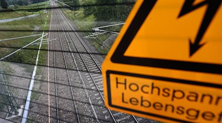 15-Jähriger erleidet Stromschlag von Oberleitung im Bahnhof und wird mit dem Rettungshubschrauber in eine Klinik geflogen. (Symbolbild) / Foto: Karl-Josef Hildenbrand/dpa
