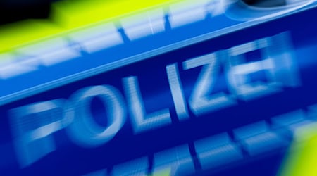Mit einem Messer und einer Bierflasche sollen dem 24-Jährigen die Verletzungen zugefügt worden sein. (Symbolbild) / Foto: Rolf Vennenbernd/dpa